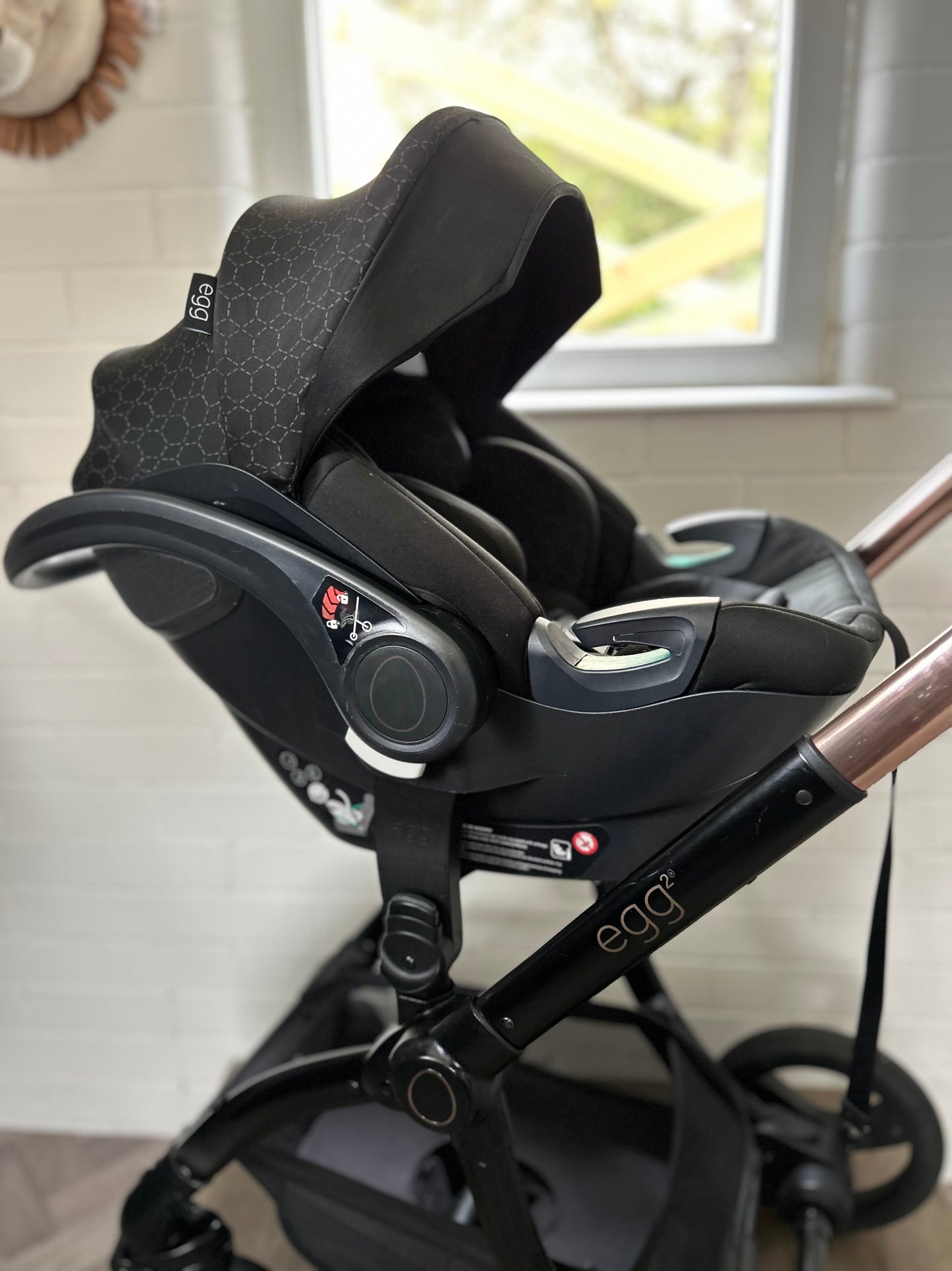 Egg2 Luxury Pushchair and Shell i-Size Car Seat Special Edition Bundle - Black Geo