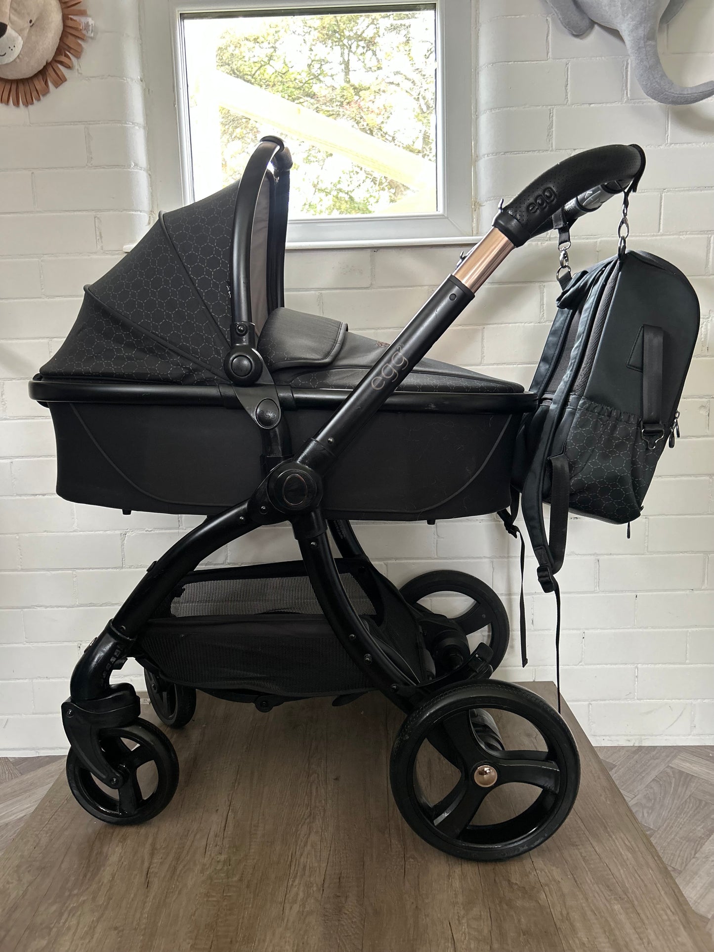 Egg2 Luxury Pushchair and Shell i-Size Car Seat Special Edition Bundle - Black Geo