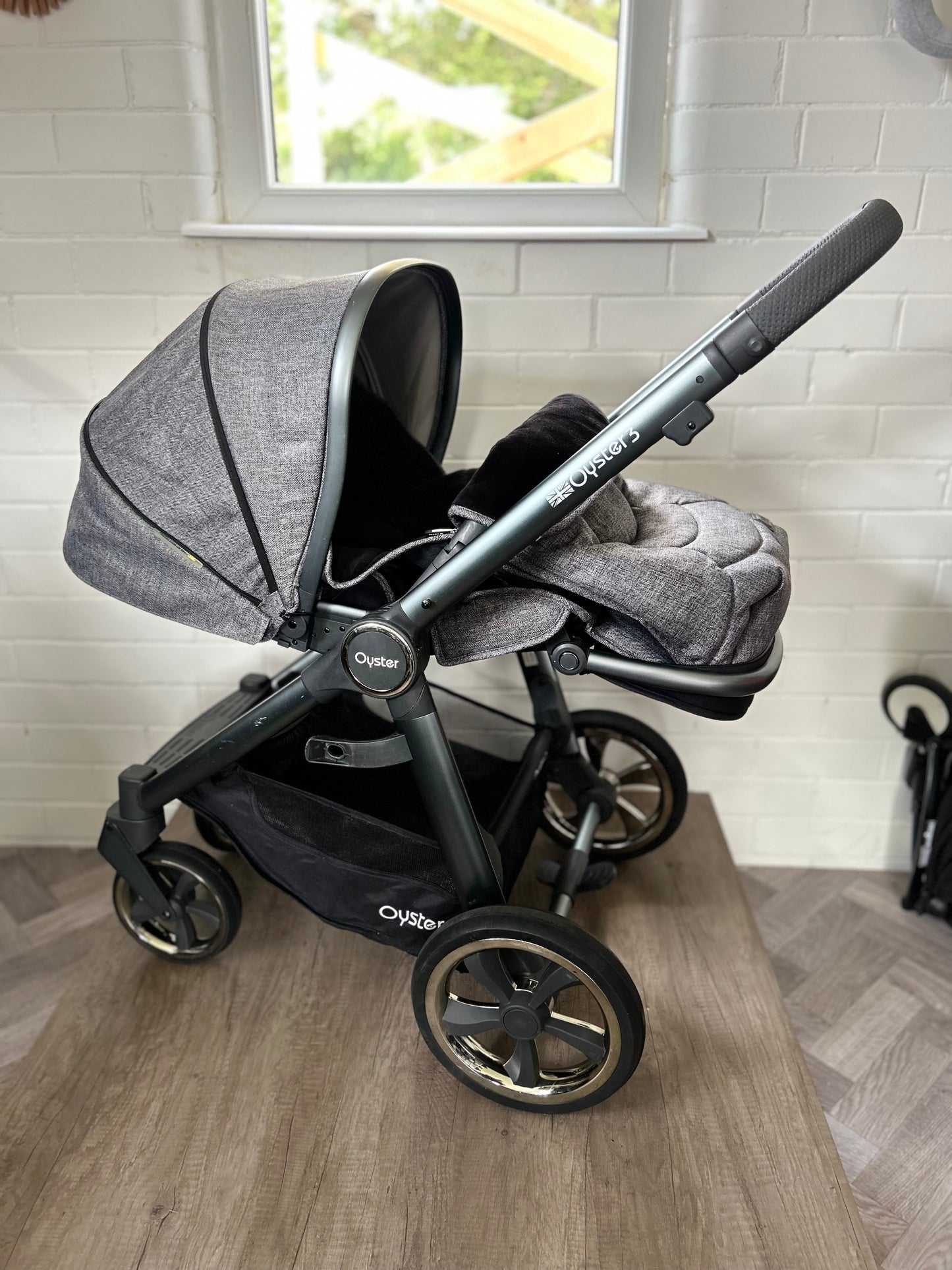 Babystyle Oyster 3 in City Grey Finish Luxury Edition in Mercury