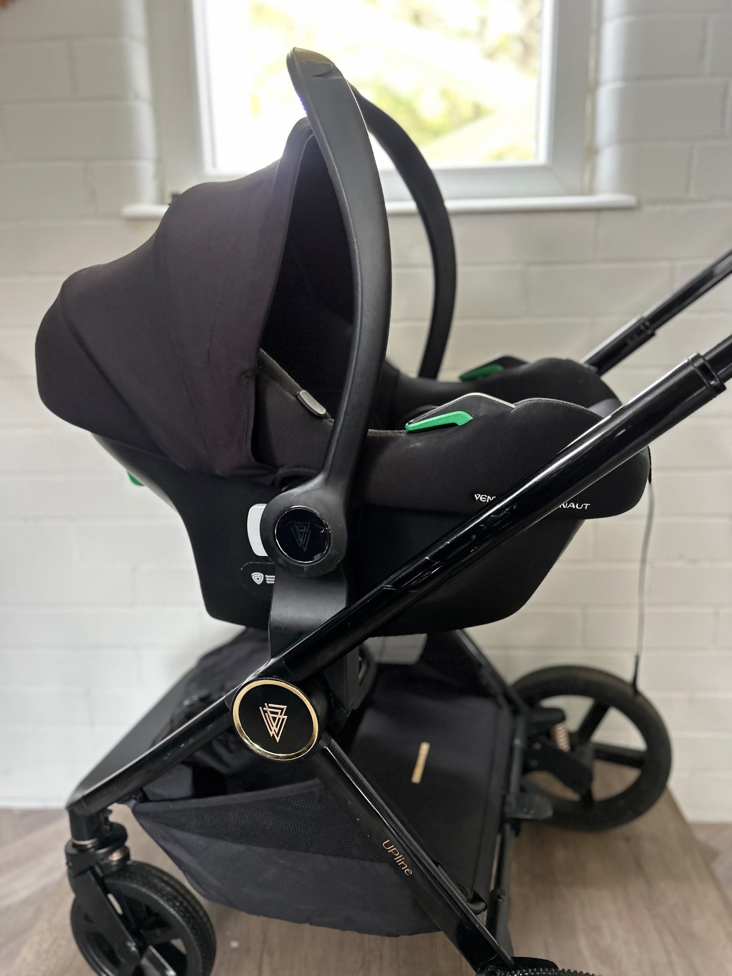 Venicci Tinum Upline Full Travel System - All Black