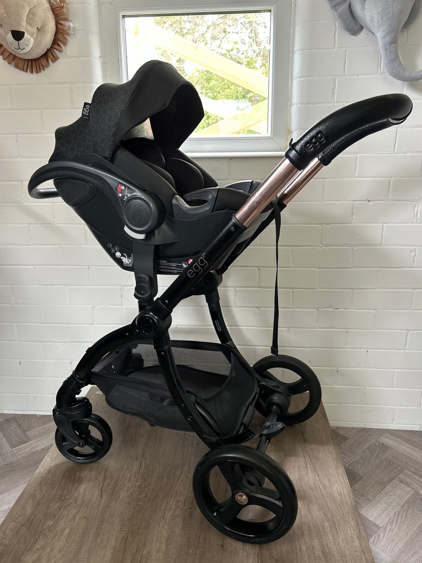 Egg2 Luxury Pushchair and Shell i-Size Car Seat Special Edition Bundle - Black Geo