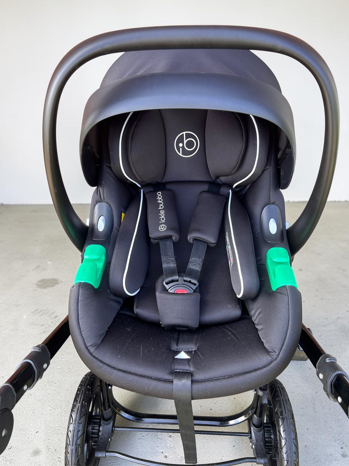 Ickle Bubba Stomp Luxe Travel System with i-Size Cirrus Car Seat & ISOFIX Base - Black/Pearl Grey