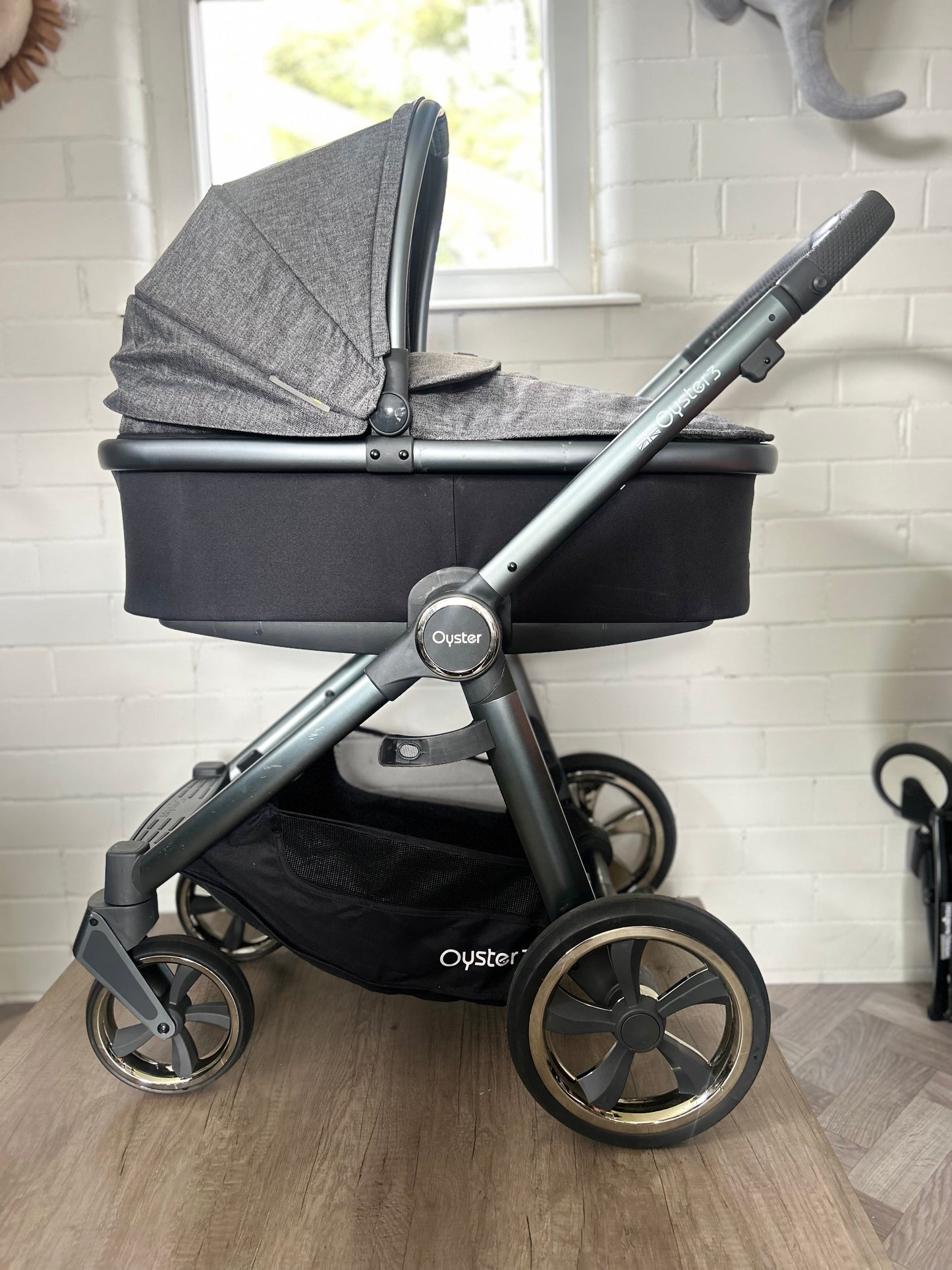 Babystyle Oyster 3 in City Grey Finish Luxury Edition in Mercury