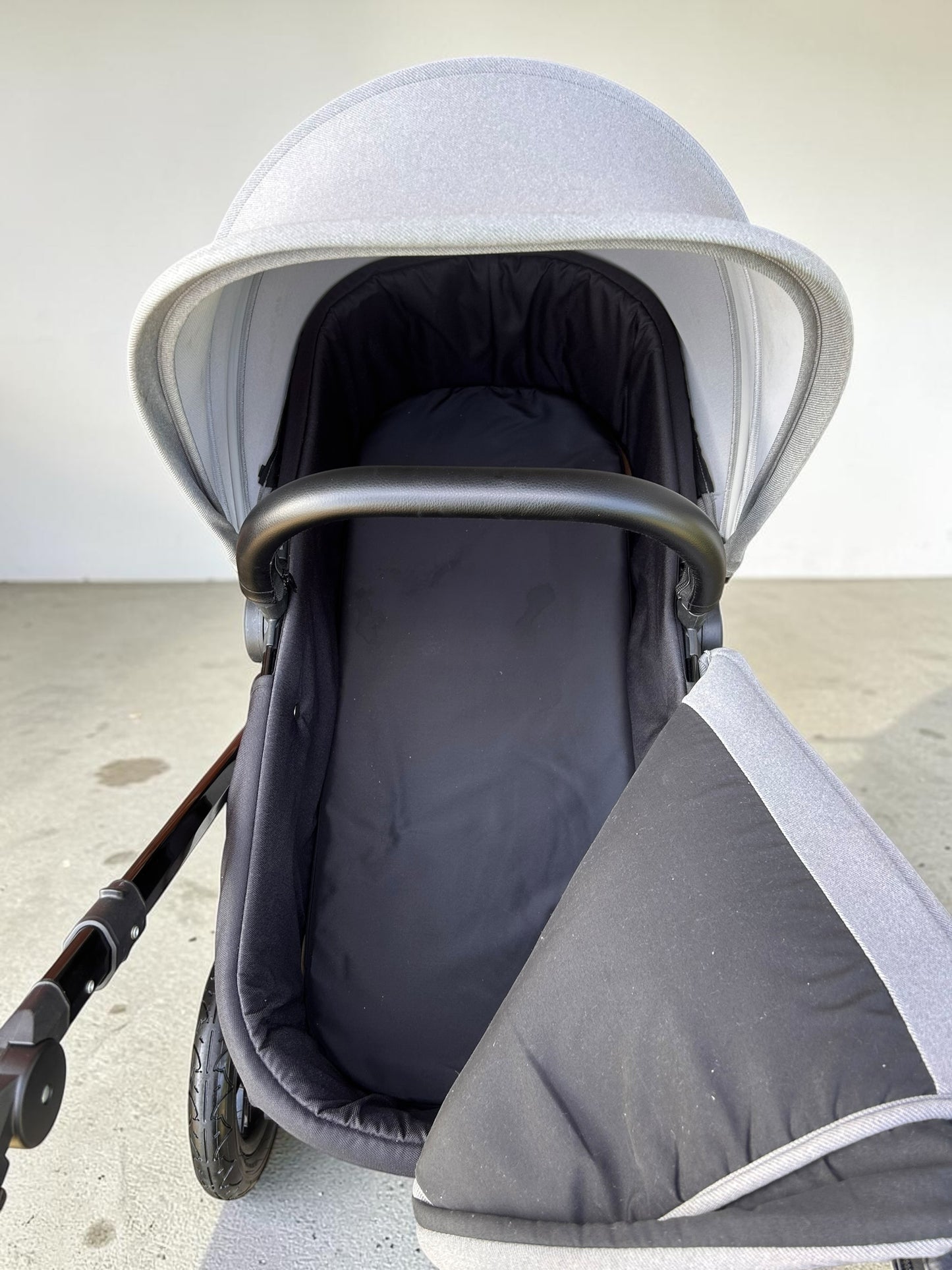 Ickle Bubba Stomp Luxe Travel System with i-Size Cirrus Car Seat & ISOFIX Base - Black/Pearl Grey