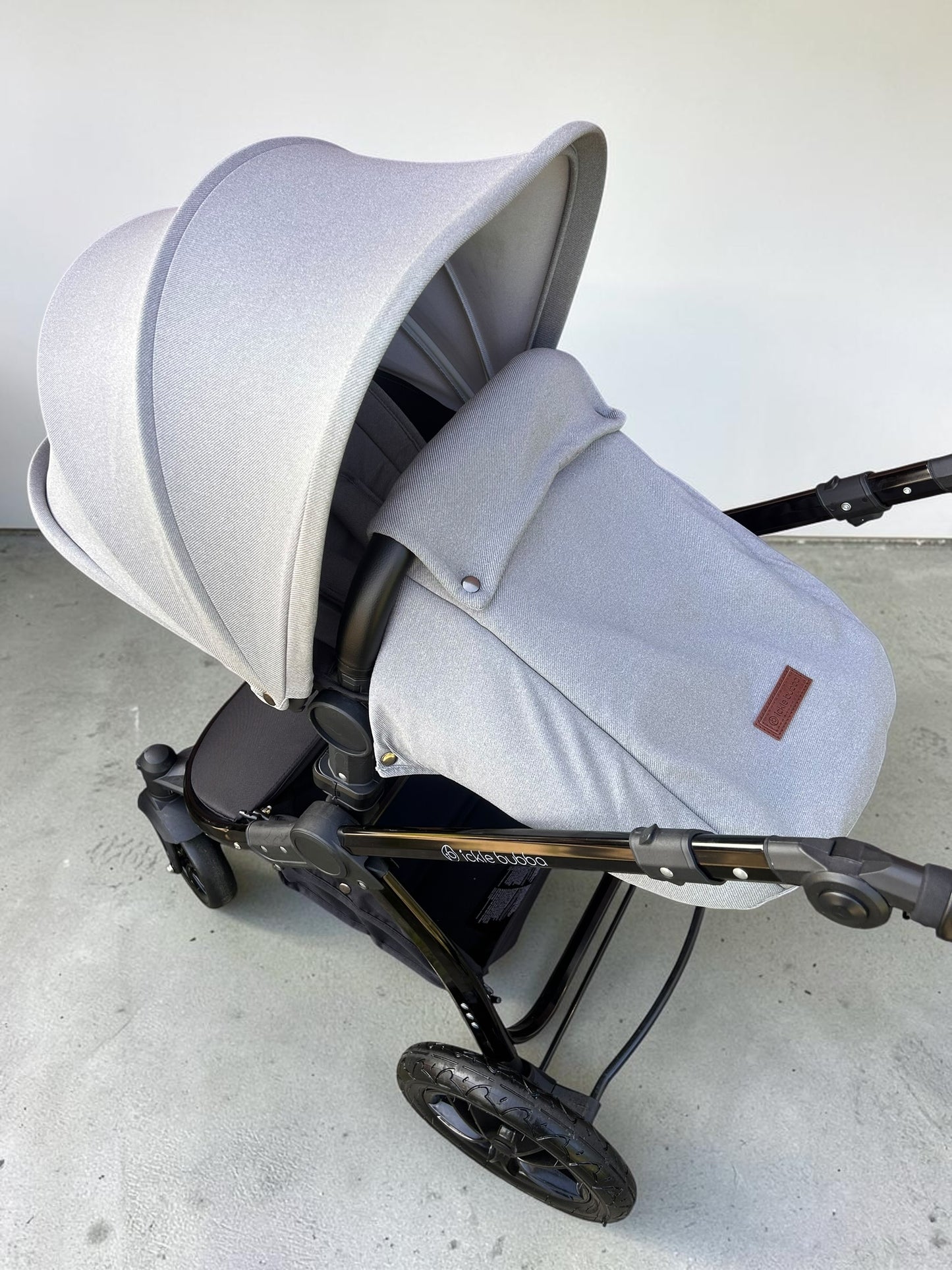 Ickle Bubba Stomp Luxe Travel System with i-Size Cirrus Car Seat & ISOFIX Base - Black/Pearl Grey