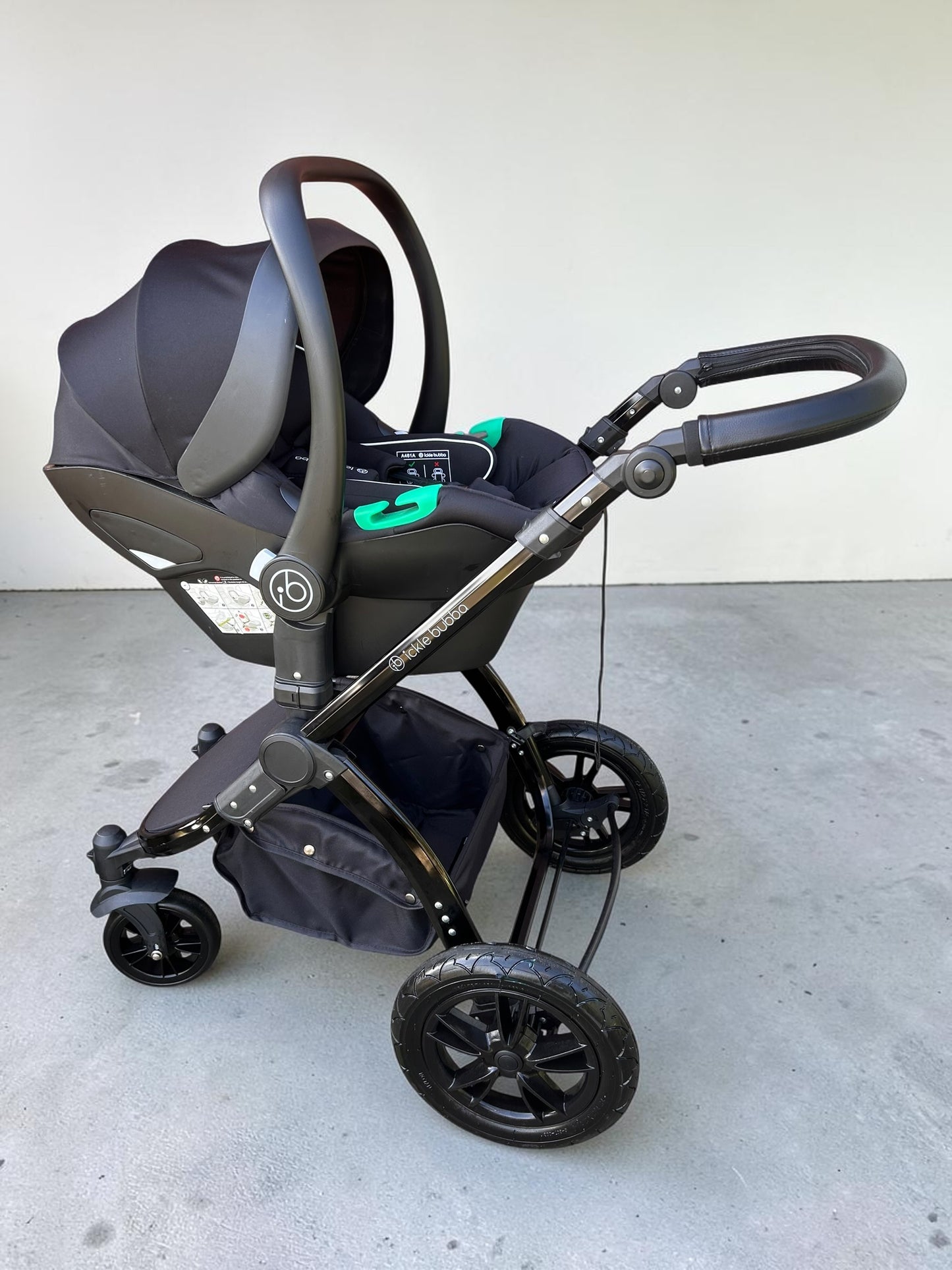 Ickle Bubba Stomp Luxe Travel System with i-Size Cirrus Car Seat & ISOFIX Base - Black/Pearl Grey
