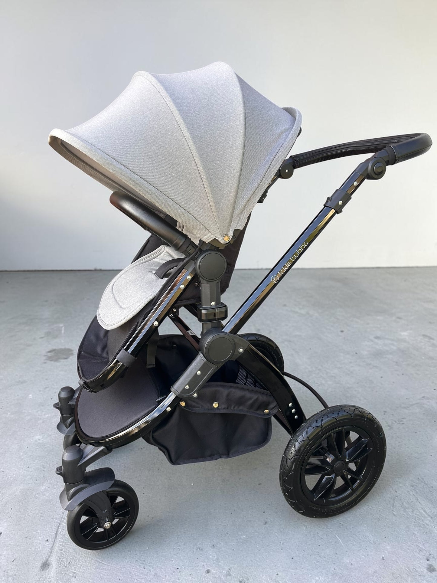 Ickle Bubba Stomp Luxe Travel System with i-Size Cirrus Car Seat & ISOFIX Base - Black/Pearl Grey