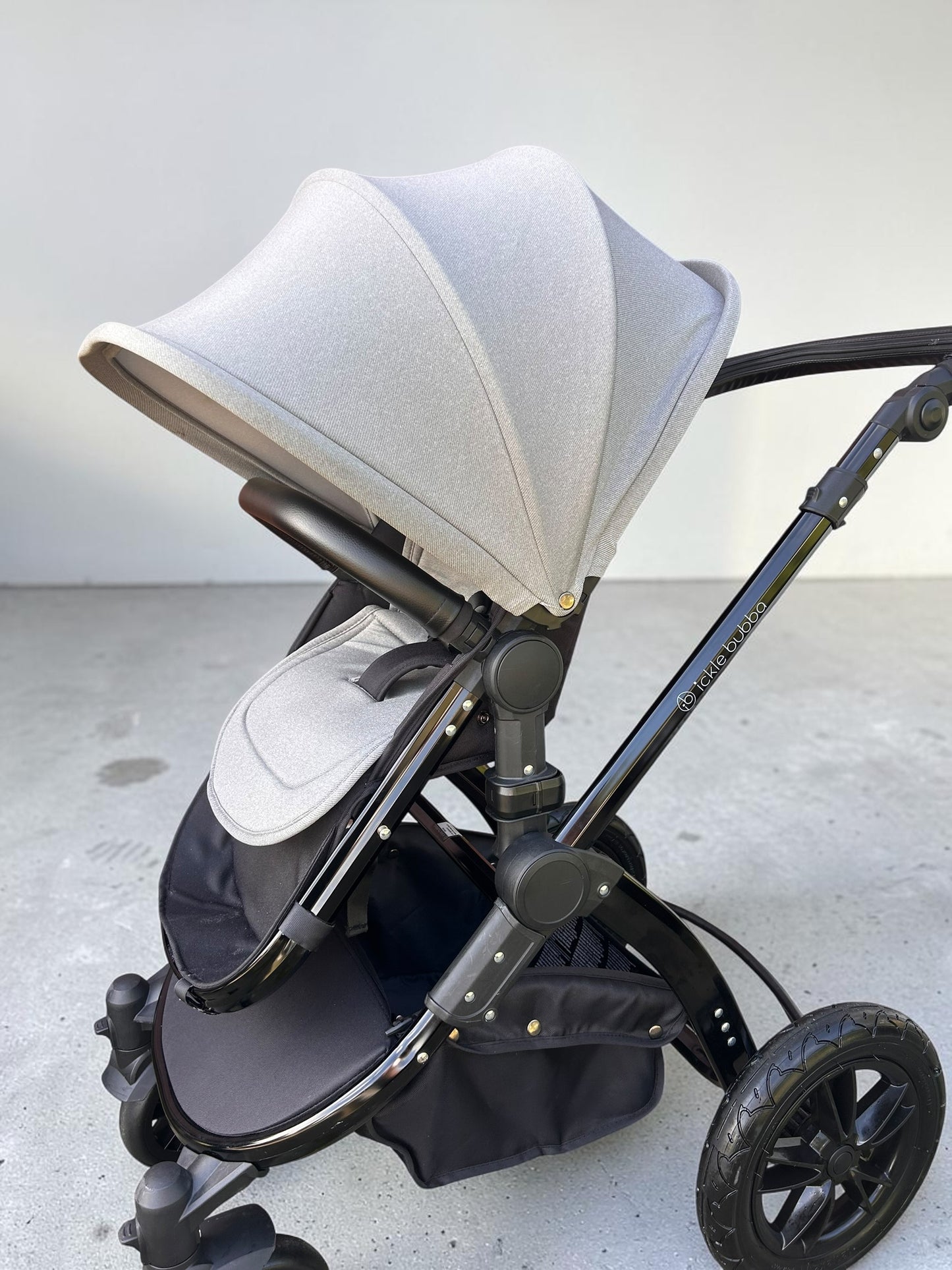 Ickle Bubba Stomp Luxe Travel System with i-Size Cirrus Car Seat & ISOFIX Base - Black/Pearl Grey