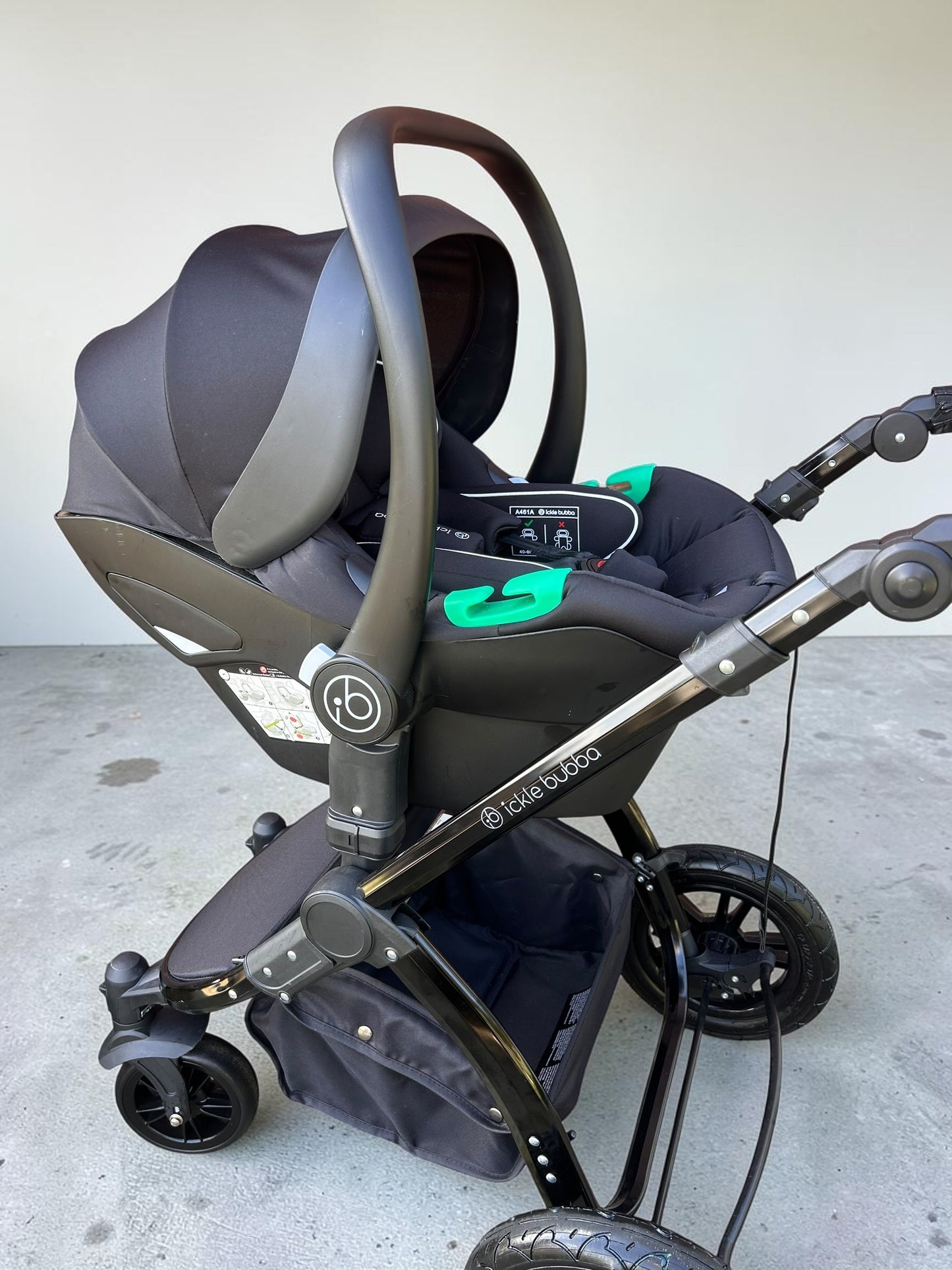 Ickle Bubba Stomp Luxe Travel System with i-Size Cirrus Car Seat & ISOFIX Base - Black/Pearl Grey