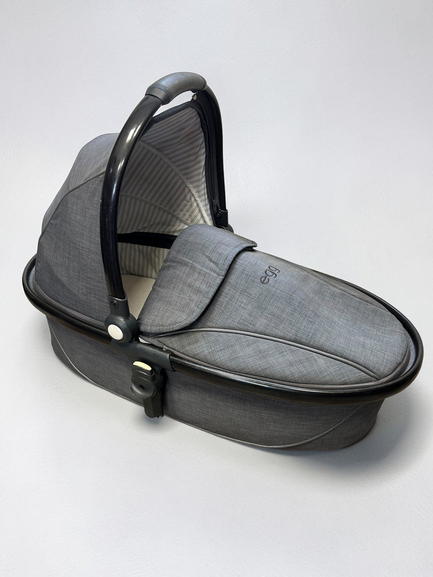 Egg Special Edition Carrycot in Quantum Grey