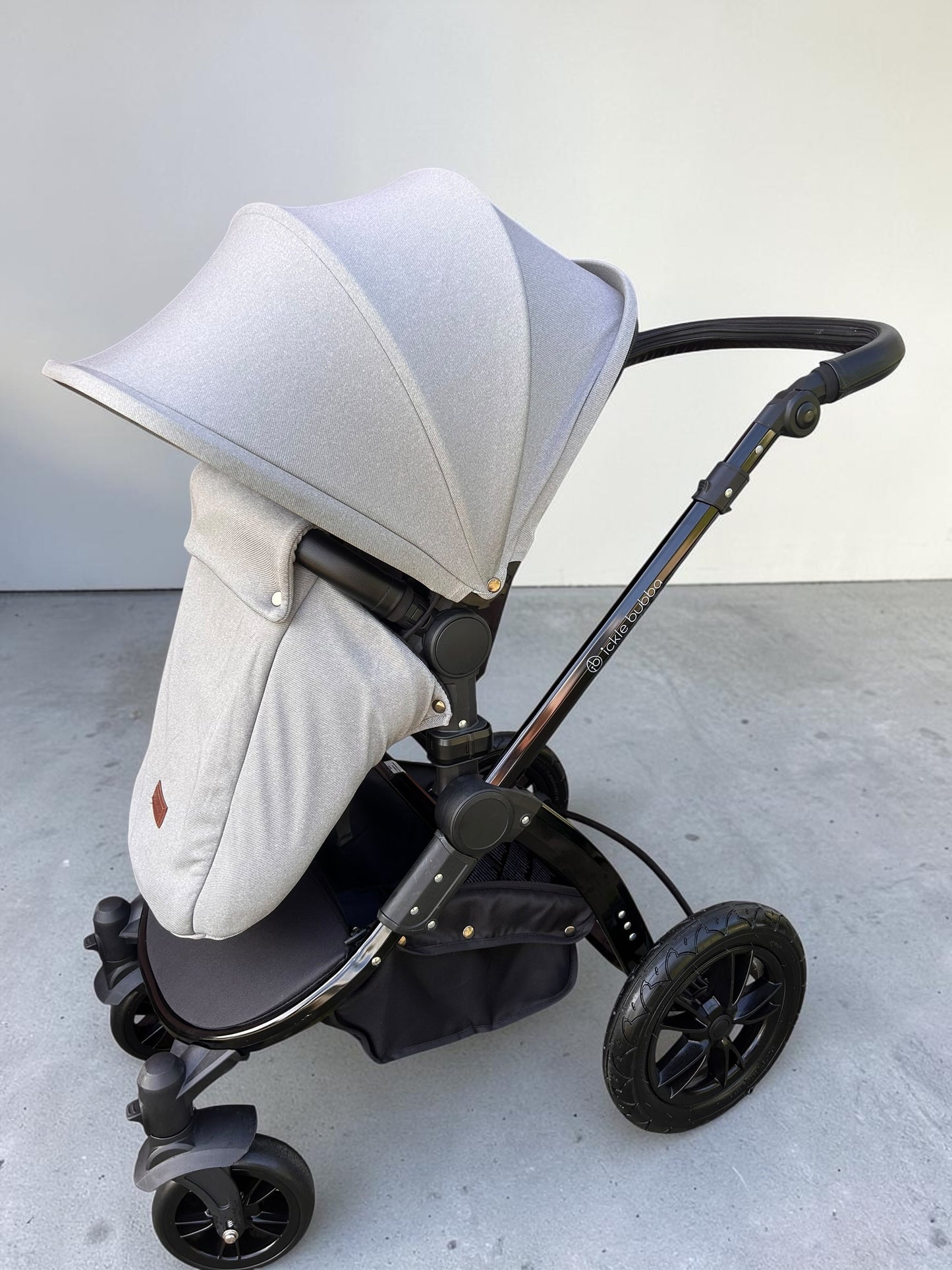 Ickle Bubba Stomp Luxe Travel System with i-Size Cirrus Car Seat & ISOFIX Base - Black/Pearl Grey