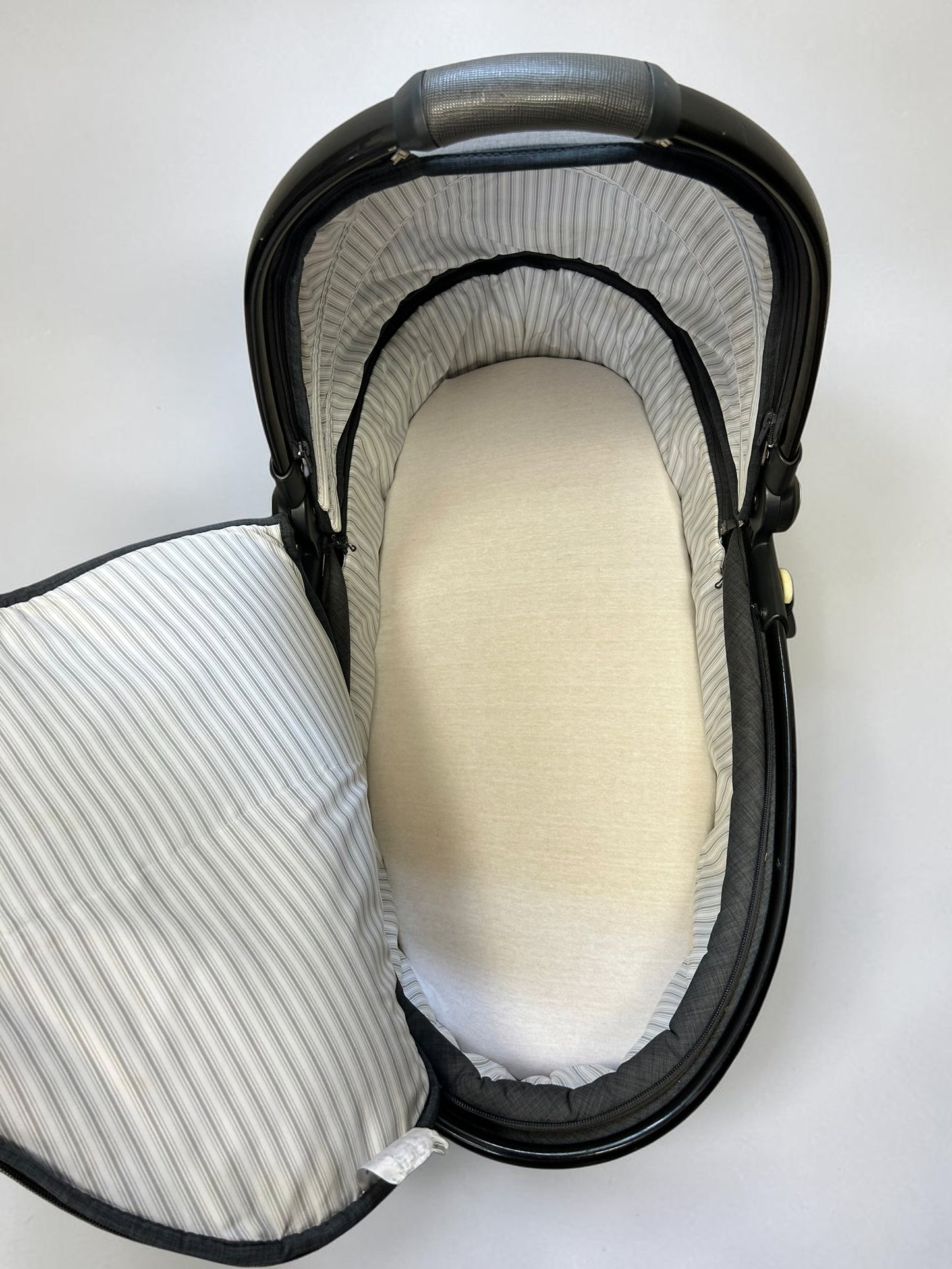 Egg Special Edition Carrycot in Quantum Grey