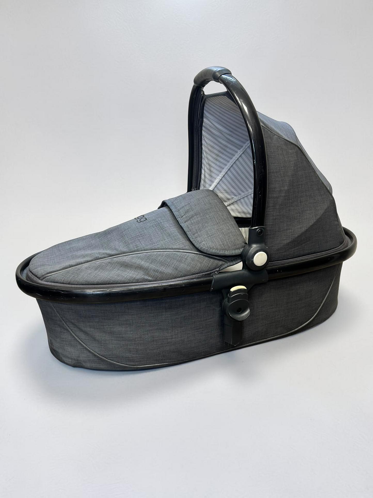 Egg Special Edition Carrycot in Quantum Grey