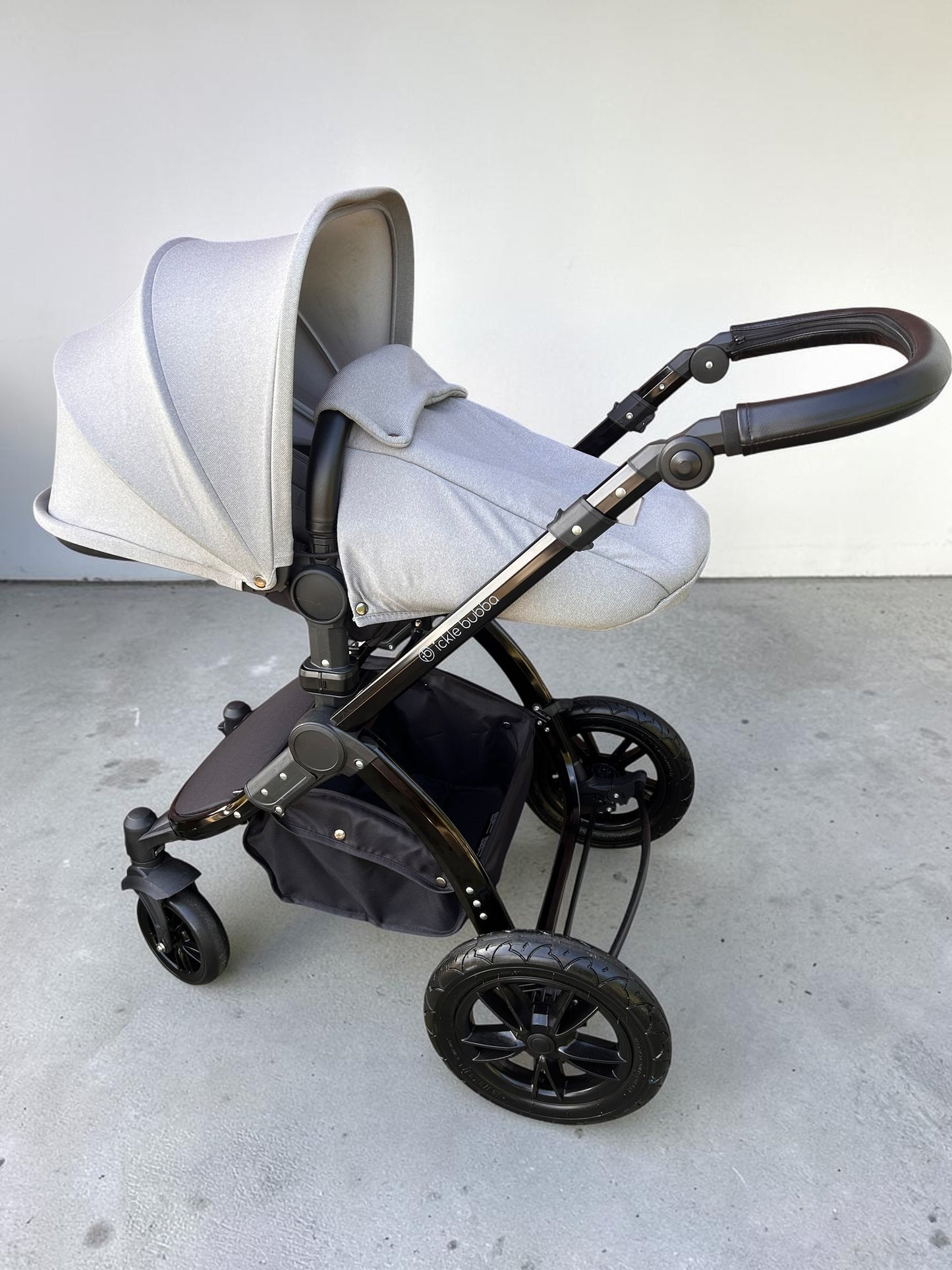 Ickle Bubba Stomp Luxe Travel System with i-Size Cirrus Car Seat & ISOFIX Base - Black/Pearl Grey