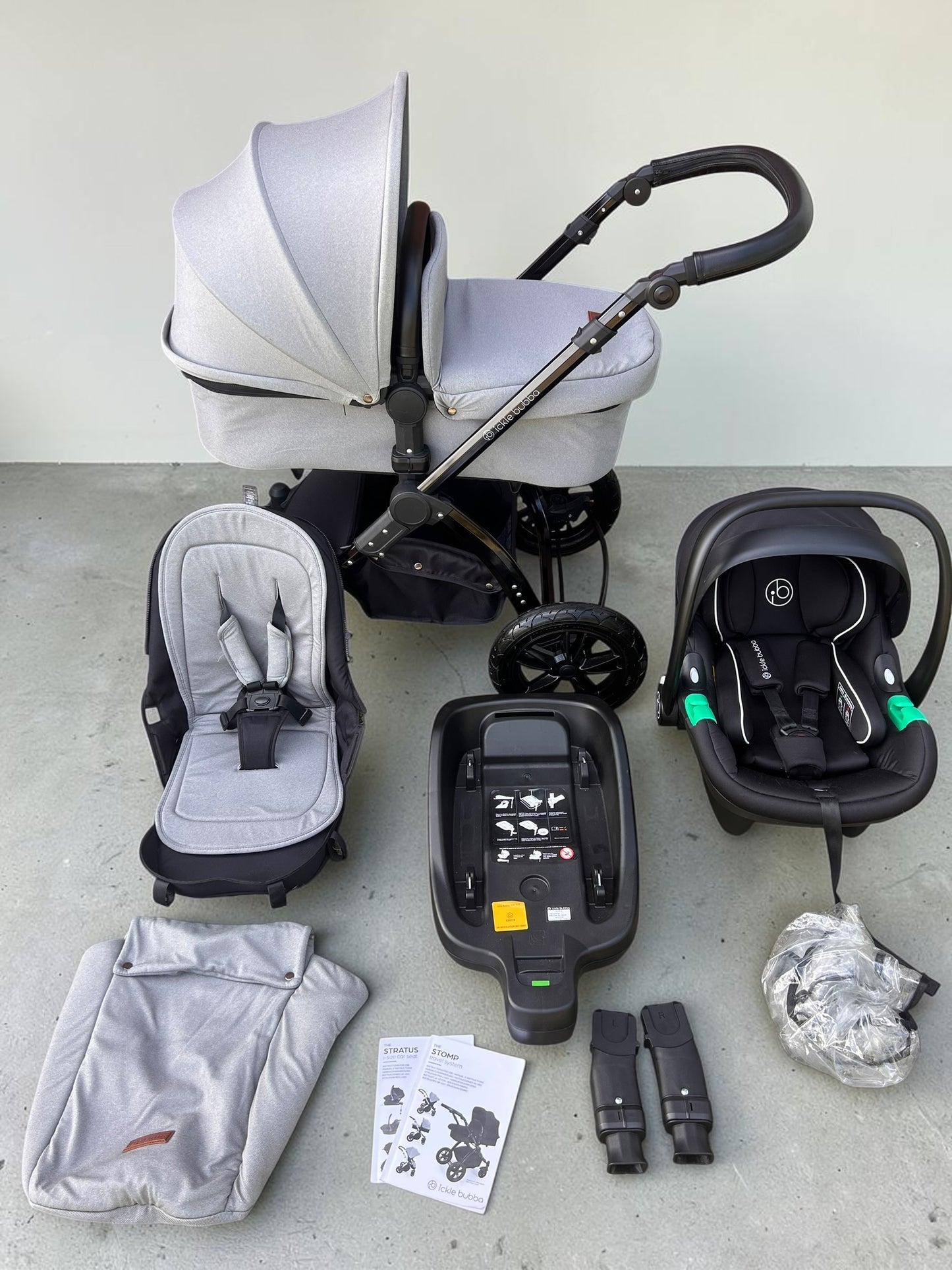 Ickle Bubba Stomp Luxe Travel System with i-Size Cirrus Car Seat & ISOFIX Base - Black/Pearl Grey