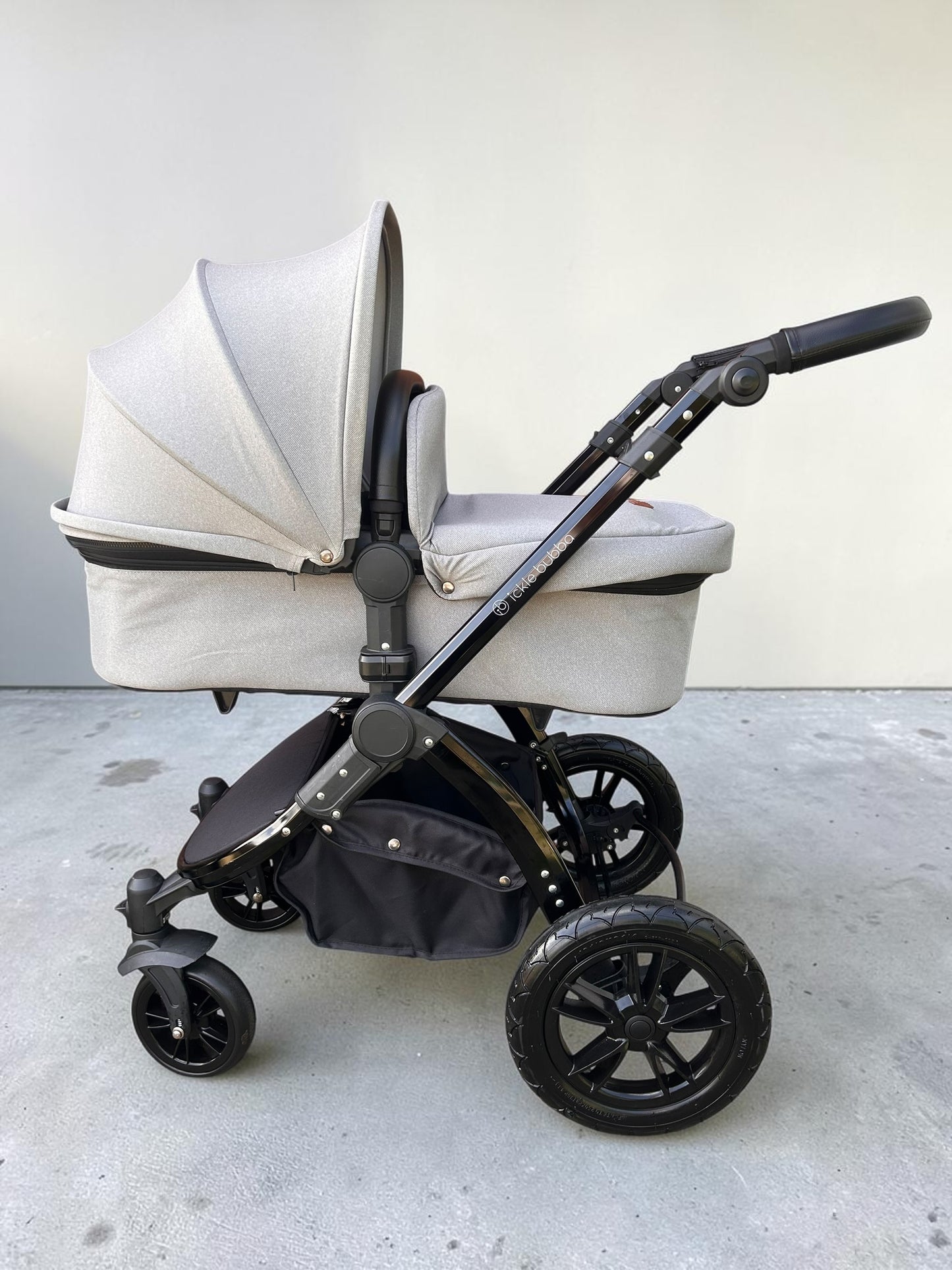 Ickle Bubba Stomp Luxe Travel System with i-Size Cirrus Car Seat & ISOFIX Base - Black/Pearl Grey