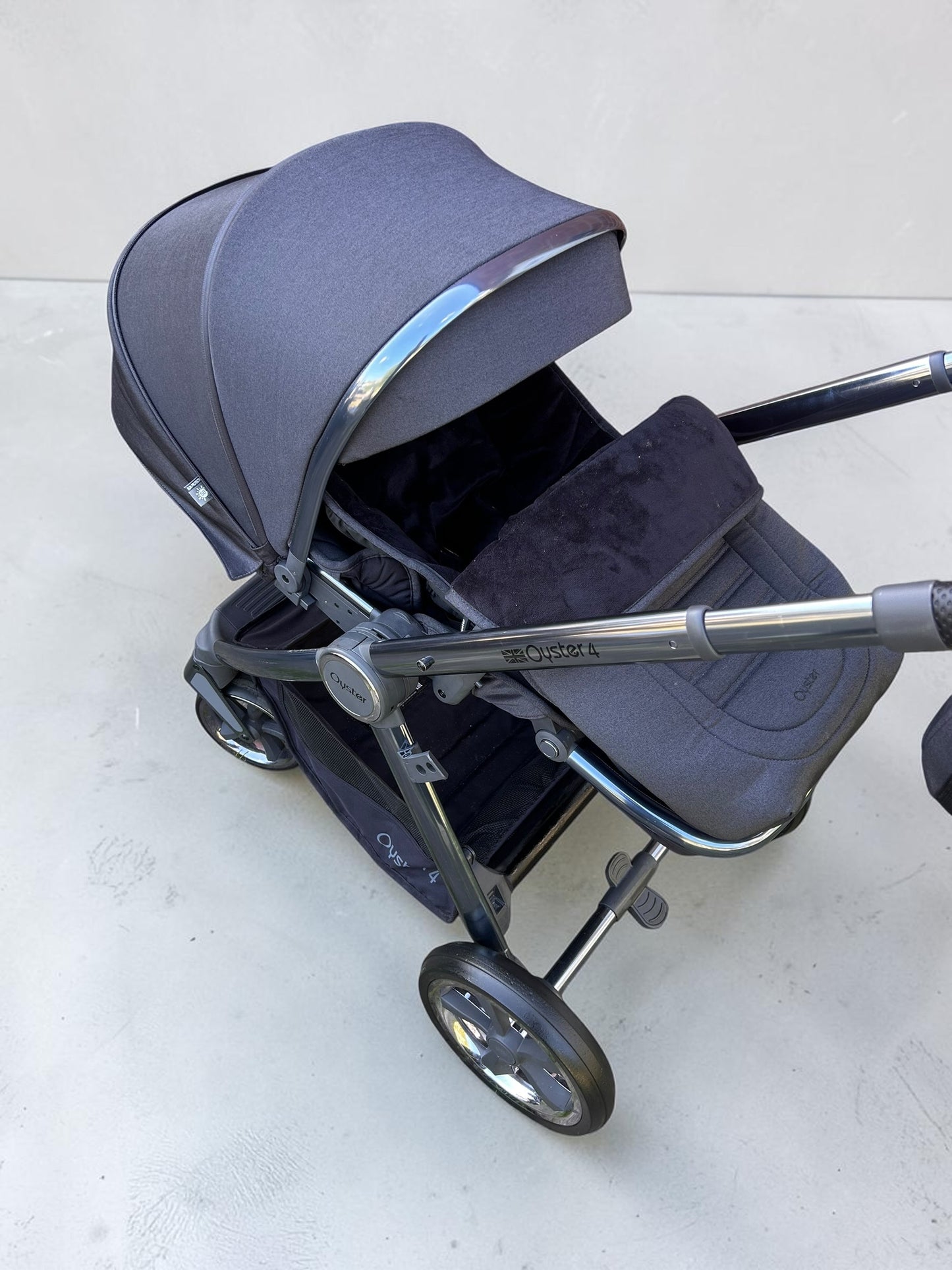 BabyStyle Oyster 4 Luxury Bundle in Carbonite