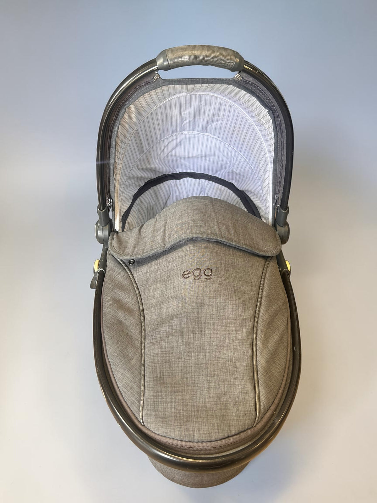 egg Carrycot – Quantum Grey