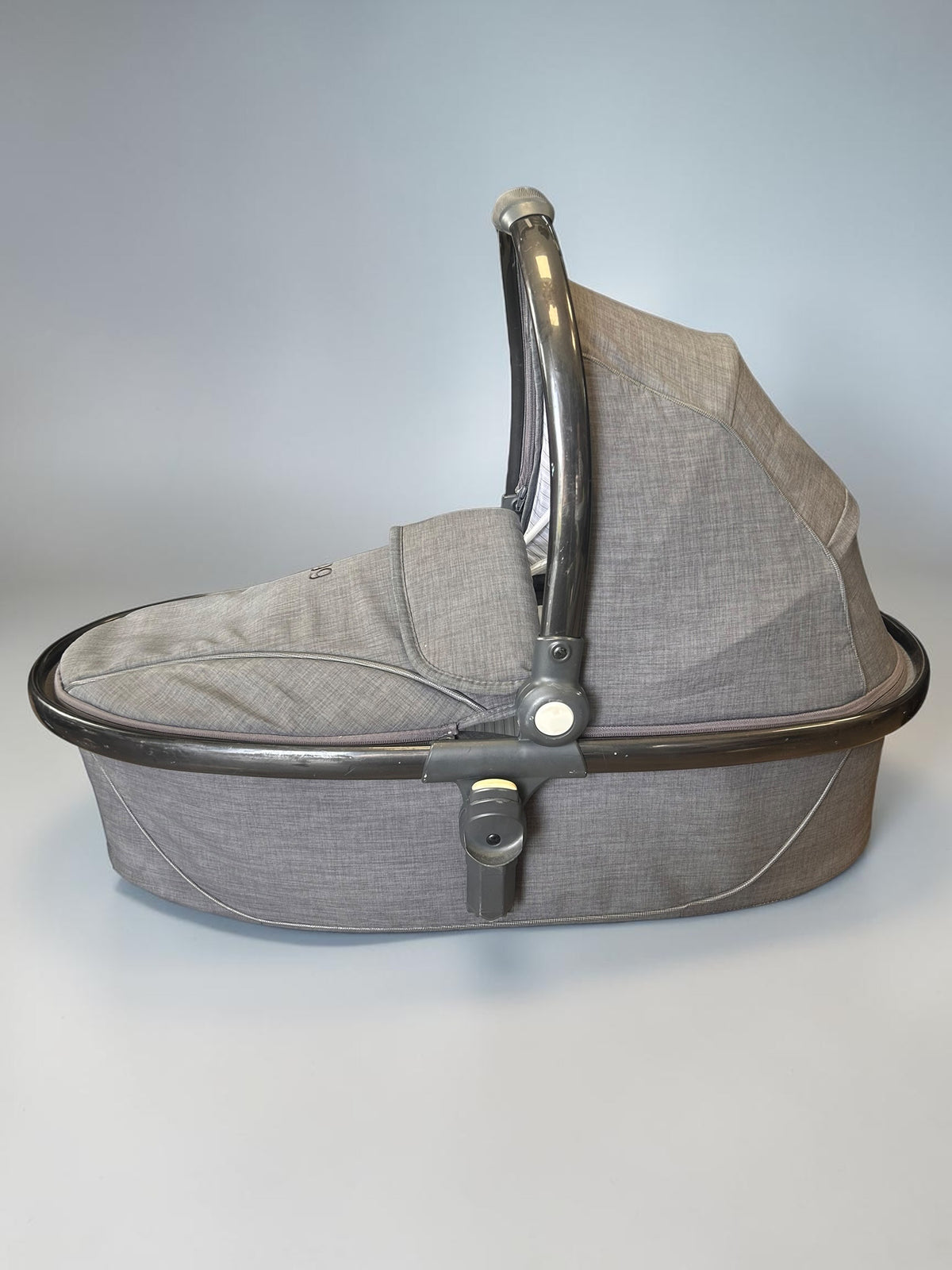 egg Carrycot – Quantum Grey