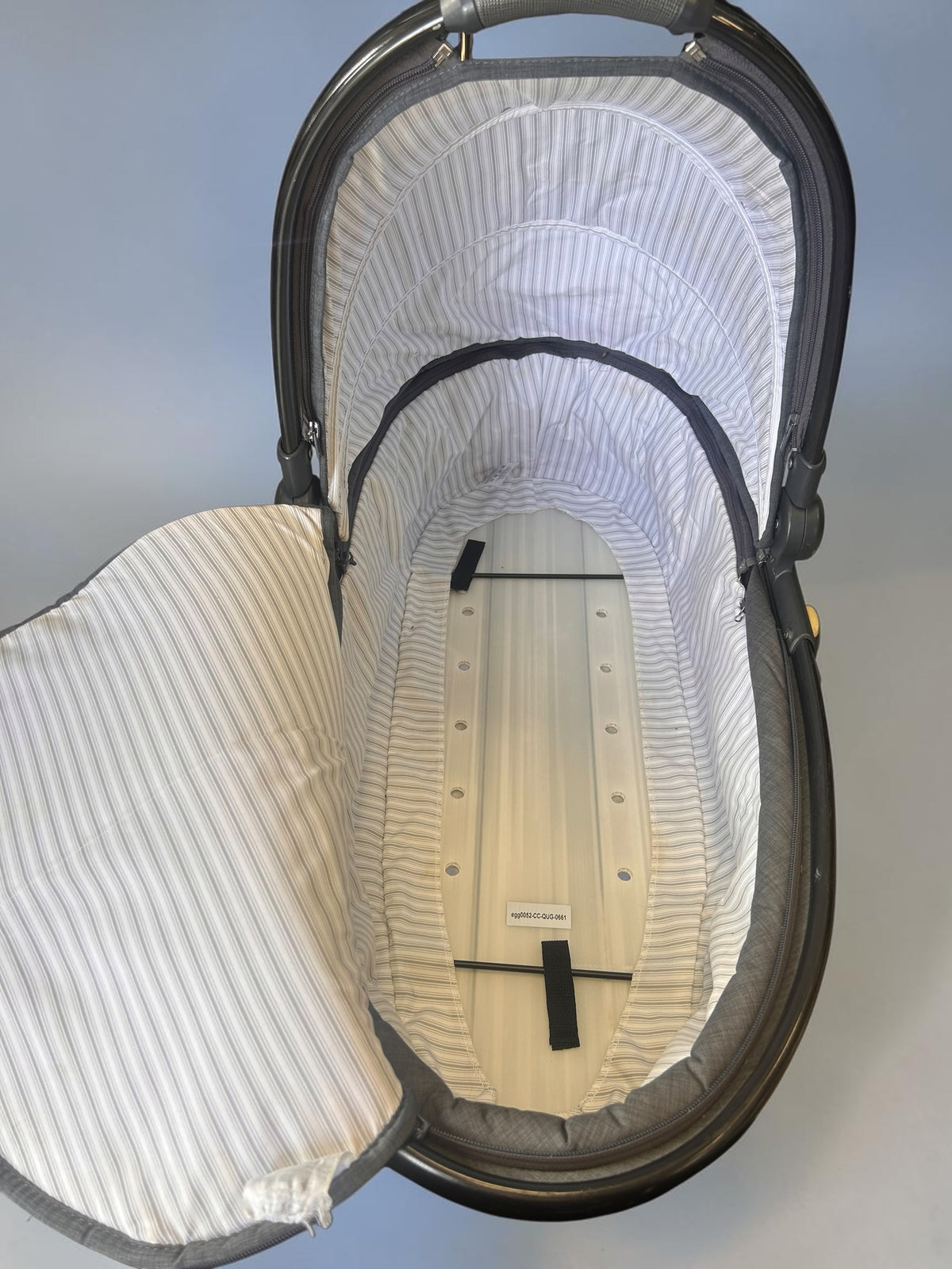 egg Carrycot – Quantum Grey