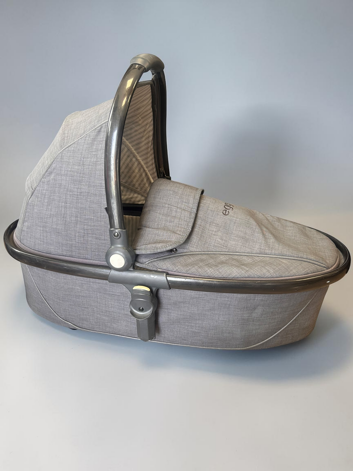 egg Carrycot – Quantum Grey